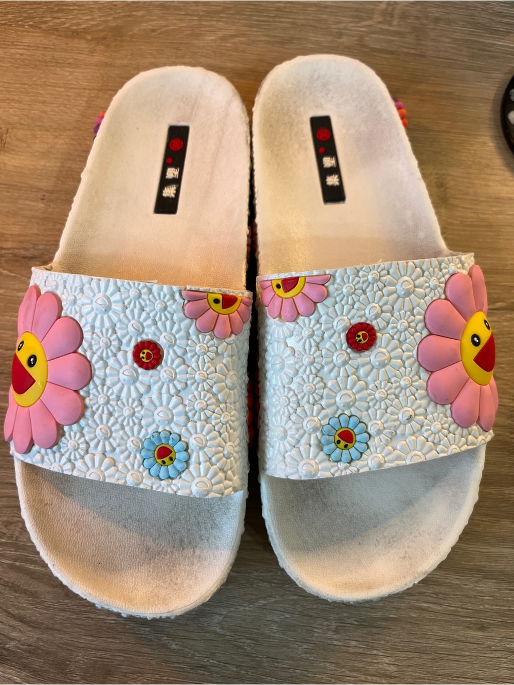 Women’s White Takashi Murakami happy flower sandals